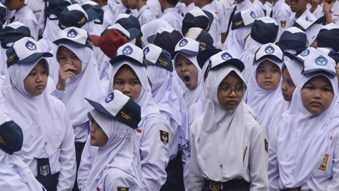 Peserta didik baru mengikuti upacara bendera saat Masa Pengenalan Lingkungan Sekolah (MPLS) di SMP Negeri 1 Ciamis, Kabupaten Ciamis, Jawa Barat, Senin (14/7/2025). Sebanyak 288 peserta didik baru yang terbagi sembilan rombel kelas tahun ajaran 2025/2026 dimulai dengan MPLS selama lima hari untuk mengenalkan lingkungan, tenaga pendidik dan tata tertib kepada siswa baru. ANTARA FOTO/Adeng Bustomi/rwa.