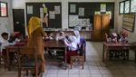 Begini Suasana Hari Pertama Masuk Sekolah di Berbagai Kota