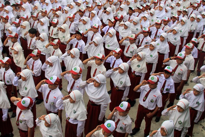 Suasana Hari Pertama Masuk Sekolah di Berbagai Kota Sejumlah siswa sekolah dasar mengikuti upacara bendera pada hari pertama masuk sekolah di Madrasah Ibtidaiyah Negeri (MIN) 1 Pontianak, Kalimantan Barat, Senin (14/7/2025). Setelah libur sekolah, siswa-siswi mulai mengikuti pelajaran tahun ajaran baru 2025/2026 yang ditandai dengan dimulainya kembali aktivitas belajar mengajar di sekolah. ANTARA FOTO/Jessica Wuysang/rwa.