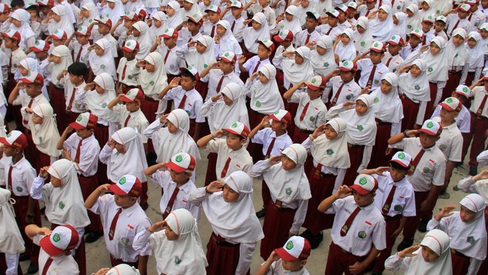 Sejumlah siswa sekolah dasar mengikuti upacara bendera pada hari pertama masuk sekolah di Madrasah Ibtidaiyah Negeri (MIN) 1 Pontianak, Kalimantan Barat, Senin (14/7/2025). Setelah libur sekolah, siswa-siswi mulai mengikuti pelajaran tahun ajaran baru 2025/2026 yang ditandai dengan dimulainya kembali aktivitas belajar mengajar di sekolah. ANTARA FOTO/Jessica Wuysang/rwa.