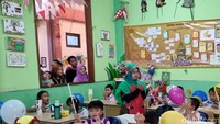 Para orangtua melihat dari jendela saat proses belajar mengajar berlangsung.