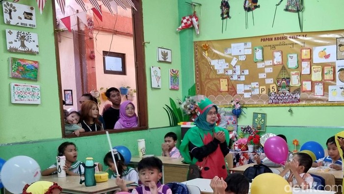 Suasana hari pertama MPLS di SDN 1 Kaliasin Surabaya Suasana hari pertama MPLS di SDN 1 Kaliasin Surabaya