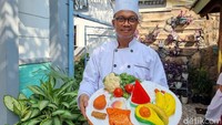 Para guru dan kepala sekolah SDN Kaliasin 1 Surabaya menggunakan kostum bertema makanan sehat dan bergizi. Tujuannya, untuk menyambut siswa yang baru pertama masuk SD dengan suasana menyenangkan.