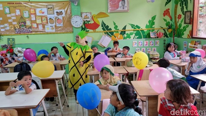 Suasana hari pertama MPLS di SDN 1 Kaliasin Surabaya Suasana hari pertama MPLS di SDN 1 Kaliasin Surabaya