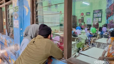 Suasana MPLS Sekolah Dasar di Surabaya