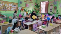 Tidak hanya itu, para orangtua pun ikut masuk ke ruang kelas untuk menyiapkan keperluan para peserta didik baru.