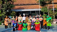 Inilah gaya kostum para guru di SDN Kaliasin 1 Surabaya menyambut hari pertama MPLS di Surabaya