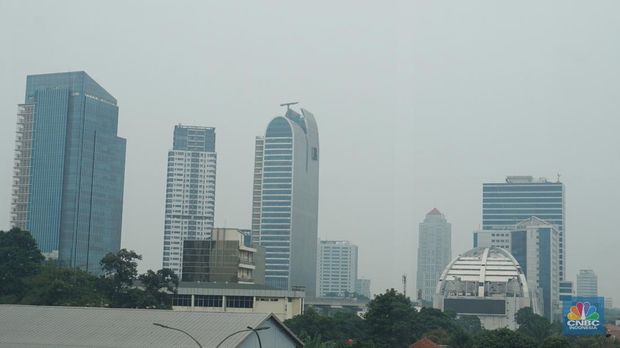 Suasana langit perkotaan Jakarta berselimut kabut polusi, Jakarta, Senin,14/7. (CNBC Indonesia/Muhammad Sabki)