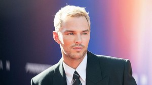 Nicholas Hoult memainkan Lex Luthor, musuh bebuyutan Superman. Hoult tampil dengan aura dingin yang berbeda dari versi sebelumnya. Sosok Lex versi ini lebih menyeramkan karena intelektual dan manipulatif. Foto: WireImage/Matt Winkelmeyer