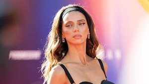 Lara Lor-Van, ibu Superman dari Planet Krypton diperankan oleh Angela Sarafyan. Nah, Bradley Cooper berperan sebagai ayah Kal-El, Jor-El. Foto: WireImage/Matt Winkelmeyer