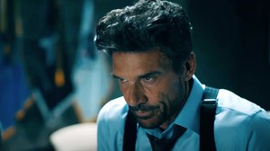 Rick Flag Sr dikenal sebagai ahli strategi dan pertempuran, tapi di sini dia masih belum ngasih lihat apa-apa. Dok. Warner Bros