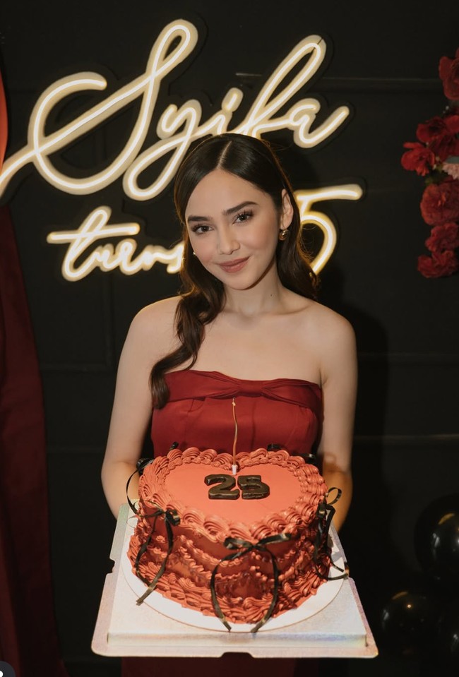 Tepat pada 13 Juli artis cantik Syifa Hadju resmi bertambah usia yang ke-25. Sebuah pesta perayaan ulang tahun dengan nuansa hitam-merah digelar untuk merayakan hari kelahiran Syifa. Foto: Instagram/@syifahadju