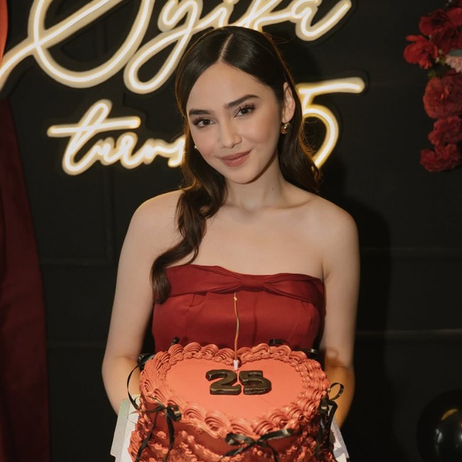 8 Foto Perayaan Ultah ke-25 Syifa Hadju, Dapat Kado Tas Mewah Dari El Rumi