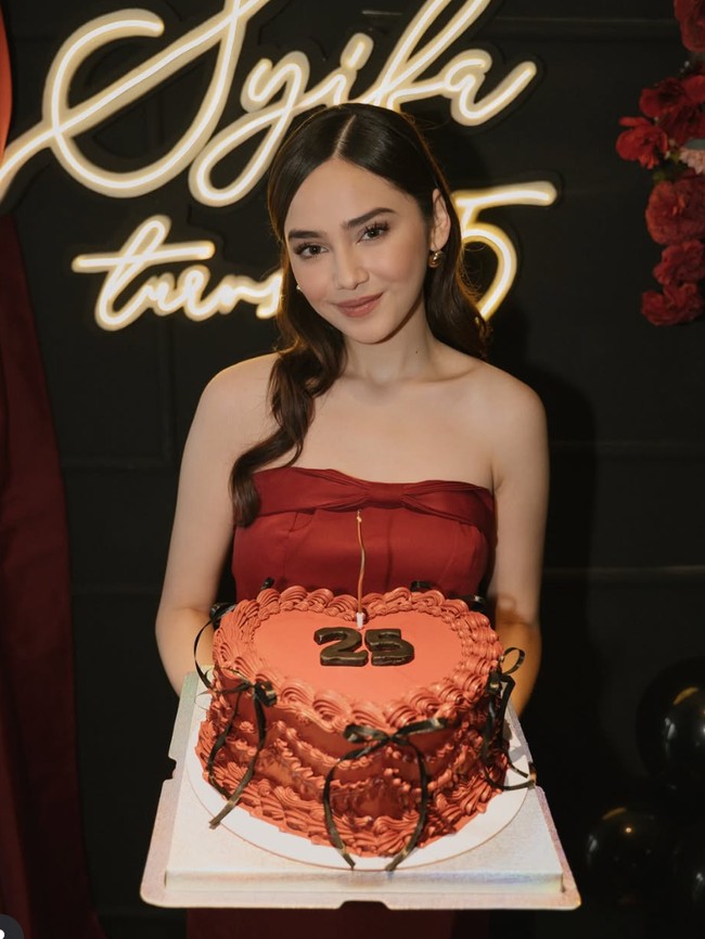 8 Foto Perayaan Ultah ke-25 Syifa Hadju, Dapat Kado Tas Mewah Dari El Rumi