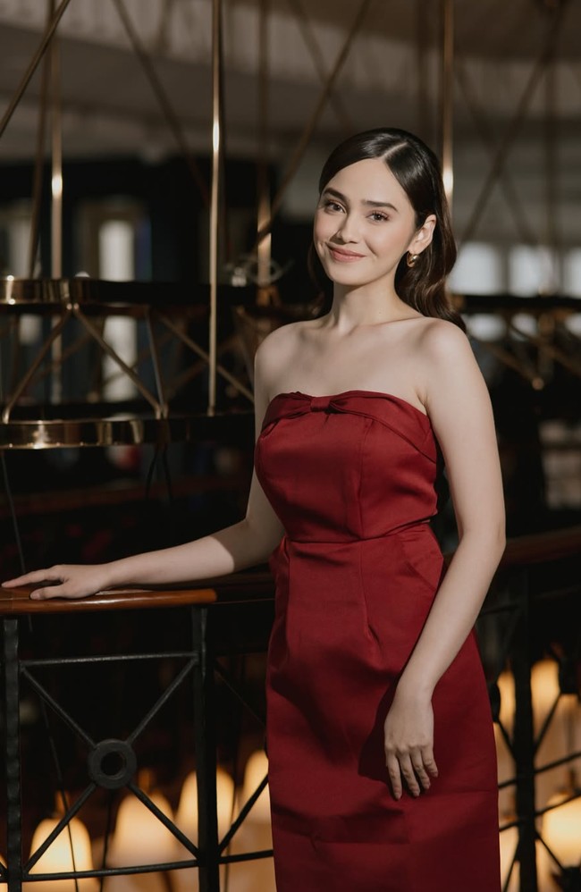 Syifa tampil cantik kenakan tube dress simpel berwarna merah. Rambutnya tampak dibiarkan terurai dengan model sleek di bagian depan dan mermaid curl. Foto: Instagram/@syifahadju