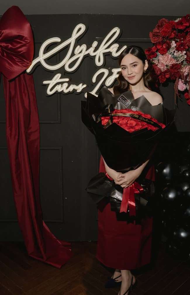 Dekorasi di perayaan ulang tahunnya itu juga tampak elegan dengan warna serba hitam-merah. Terdapat tulisan Syifa turns 25 berwarna putih. Foto: Instagram/@syifahadju