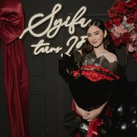 Dekorasi di perayaan ulang tahunnya itu juga tampak elegan dengan warna serba hitam-merah. Terdapat tulisan Syifa turns 25 berwarna putih. Foto: Instagram/@syifahadju