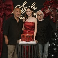 Kedua orangtua Syifa Hadju juga turut hadir. Mereka tampak mengenakan busana berwarna hitam, kompak dengan para tamu undangan lain yang juga hadir. Foto: Instagram/@syifahadju