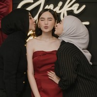 Kedua sahabat Syifa, Margin Wieeherm dan Kesha Ratuliu juga turut hadir. Ketiganya tampak berpose bersama, memamerkan kedekatan mereka. Foto: Instagram/@syifahadju