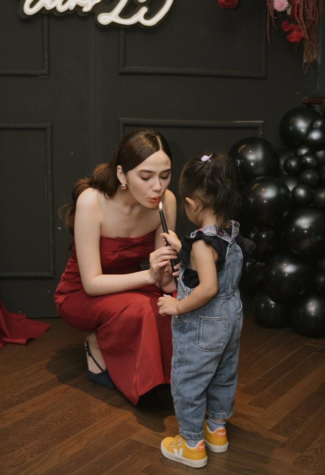 Tampil sederhana dengan hanya kenakan sepasang anting emas simpel dan riasan soft yang flawless, Syifa cantik mempesona. Unggahannya pun banjir beragam ucapan dari netizen. Foto: Instagram/@syifahadju