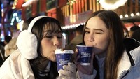 Menikmati liburan musim dingin di Hyde Park, Inggris, Syifa yang memulai karir sejak tahun 2014 itu menikmati segelas minuman hangat bersama temannya. Foto: Instagram @syifahadju