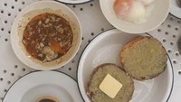 Belum lama ini Syifa juga sempat pergi ke Singapura. Ia membagikan momen ketika makan di sebuah kopitiam. Ada telur rebus, roti dengan mentega, sampai pie. Foto: Instagram @syifahadju