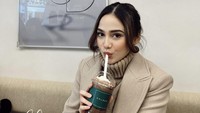 Saat liburan ke Korea, wanita 25 tahun itu menikmati segelas mimuman di sebuah kafe. Syifa terlihat menikmati minuman mirip chocolate frappe dengan whipped cream di atasnya. Foto: Instagram @syifahadju