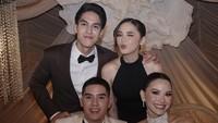 Menghadiri acara pernikahan Al Ghazali dan Alyssa Daguise, pemain sinetron ini sempat ikut intimate dinner. Begini potretnya saat Syifa dan El berpose dengan pengantin yang sedang menikmati makanan. Foto: Instagram @syifahadju