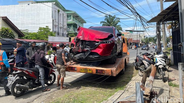 Sejumlah tiang listrik rusak akibat ditabrak mobil Mazda X-5.