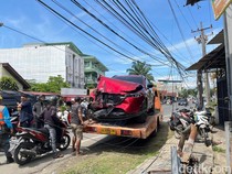 Mobil Diduga Dikendarai Pasutri Tabrak Tiang Listrik hingga Patah di Medan
