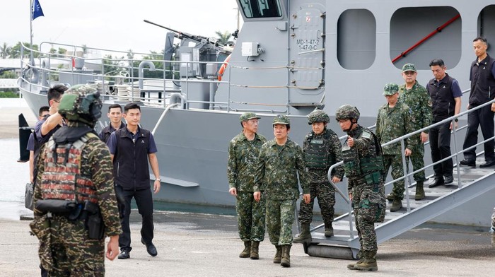 Taiwan Gelar Latihan Militer Han Kuang, Presiden Lai Tinjau Langsung Kesiapan Tempur Militer Taiwan menggelar latihan militer tahunan berskala besar bertajuk Han Kuang di wilayah pesisir Kaohsiung, Senin (14/7). Presiden Taiwan Lai Ching-te turut hadir dalam kegiatan tersebut untuk meninjau langsung kesiapan pasukan. REUTERS/Ann Wang