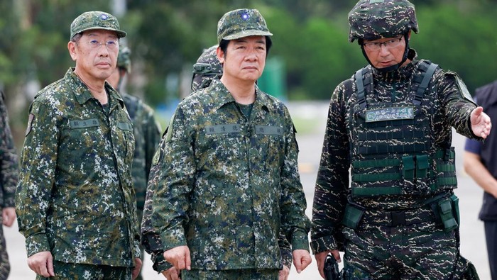 Taiwan Gelar Latihan Militer Han Kuang, Presiden Lai Tinjau Langsung Kesiapan Tempur Militer Taiwan menggelar latihan militer tahunan berskala besar bertajuk Han Kuang di wilayah pesisir Kaohsiung, Senin (14/7). Presiden Taiwan Lai Ching-te turut hadir dalam kegiatan tersebut untuk meninjau langsung kesiapan pasukan. REUTERS/Ann Wang
