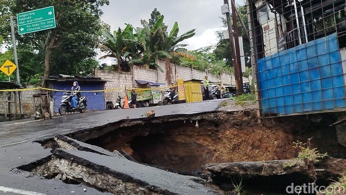Tanah Ambles di Jalan Cipageran Cimahi Usai Hujan Deras