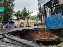 Jalan Sangkuriang Barat Cimahi Ambles gegara Hujan Deras