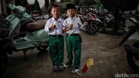 Beberapa anak langsung bersemangat masuk ke kelas, namun tak sedikit pula yang menangis dan enggan melepaskan genggaman tangan orang tuanya.