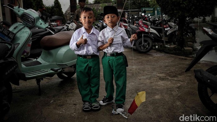 Suasana haru dan penuh warna menyelimuti hari pertama masuk sekolah di TK Al Kautsar, Kecamatan Babelan, Kabupaten Bekasi, Senin (14/7/2025). Sejumlah anak mengikuti kegiatan Masa Pengenalan Lingkungan Sekolah (MPLS) dengan ekspresi beragam, mulai da