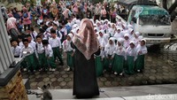 Untuk membantu proses adaptasi, para guru mengajak siswa bermain, bernyanyi, serta mengenal lingkungan sekolah melalui aktivitas menyenangkan
