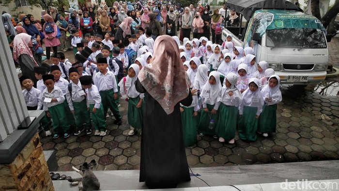Suasana haru dan penuh warna menyelimuti hari pertama masuk sekolah di TK Al Kautsar, Kecamatan Babelan, Kabupaten Bekasi, Senin (14/7/2025). Sejumlah anak mengikuti kegiatan Masa Pengenalan Lingkungan Sekolah (MPLS) dengan ekspresi beragam, mulai da