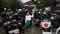 Sejak pagi, gerbang sekolah sudah dipenuhi para orang tua yang mengantar anak-anak mereka.