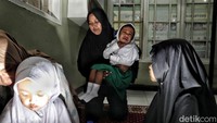 Banyak dari mereka terlihat haru saat menyaksikan anaknya mulai mandiri dan mampu berinteraksi dengan lingkungan baru.