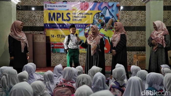 Tangis dan Tawa Warnai MPLS Hari Pertama di TK Al Kautsar Babelan Suasana haru dan penuh warna menyelimuti hari pertama masuk sekolah di TK Al Kautsar, Kecamatan Babelan, Kabupaten Bekasi, Senin (14/7/2025). Sejumlah anak mengikuti kegiatan Masa Pengenalan Lingkungan Sekolah (MPLS) dengan ekspresi beragam, mulai dari tangis karena berpisah dengan orang tua hingga tawa ceria saat bermain bersama teman baru.