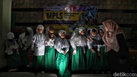 Perlahan, senyum mulai muncul di wajah-wajah mungil yang awalnya penuh air mata.