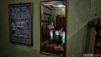Kelas-kelas dihias meriah dengan warna-warni ceria, menciptakan suasana yang hangat dan ramah anak.