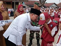 Tangis Rizki Dapat Seragam Gratis-Ngadu ke Wawako Palembang karena Dibully