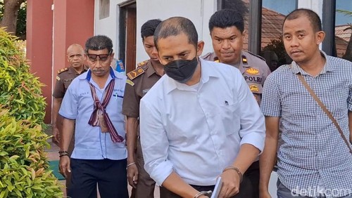 Terdakwa Fajar Widyadharma Lukman Sumaatmaja, seusai mengikuti sidang di PN Kelas IA Kupang, NTT, Senin (14/7/2025). (Yufengki Bria/detikBali)