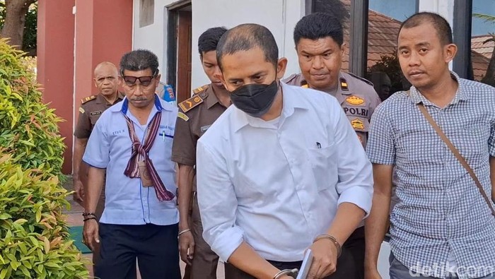 Terdakwa Fajar Widyadharma Lukman Sumaatmaja, seusai mengikuti sidang di PN Kelas IA Kupang, NTT, Senin (14/7/2025). (Yufengki Bria/detikBali)