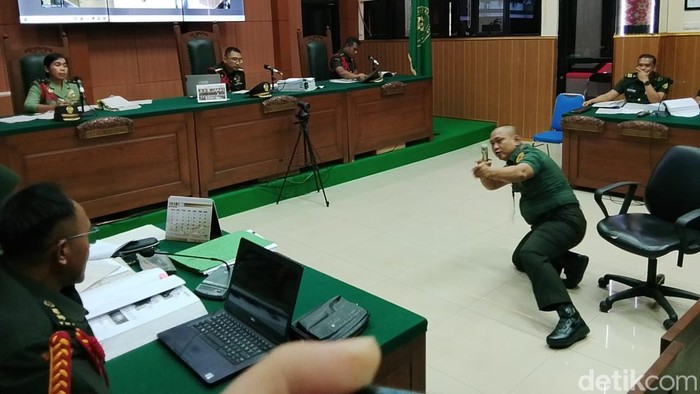 Terdakwa oknum TNI Kopda Bazarsah memperagakan saat menembak tiga polisi saat digerebek