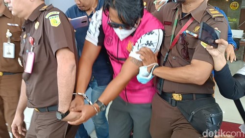 Kejati NTB menetapkan dan menahan tiga tersangka korupsi pemanfaatan lahan milik Pemprov NTB di Gili Trawangan, Lombok Utara.