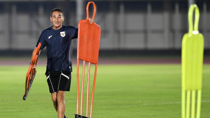 Pelatih Timnas U-23 Gerald Vanenburg menyiapkan perlengkapan latihan untuk Timnas Indonesia U-23 jelang Piala AFF di Lapangan Madya, GBK, Jakarta, Senin (14/7/2025). Timnas Indonesia U-23 menggelar latihan jelang Piala AFF 2025. melawan Tim sepak bola Brunei Darussalam di Stadion Gelora Bung Karno, Selasa (15/7/2025). ANTARA FOTO/Muhammad Adimaja/foc.