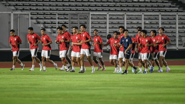 Sejumlah pesepak bola Timnas Indonesia U-23 mengikuti sesi latihan jelang Piala AFF di Lapangan Madya, GBK, Jakarta, Senin (14/7/2025). Timnas Indonesia U-23 menggelar latihan jelang Piala AFF 2025. melawan Tim sepak bola Brunei Darussalam di Stadion Gelora Bung Karno, Selasa (15/7/2025). ANTARA FOTO/Muhammad Adimaja/foc.